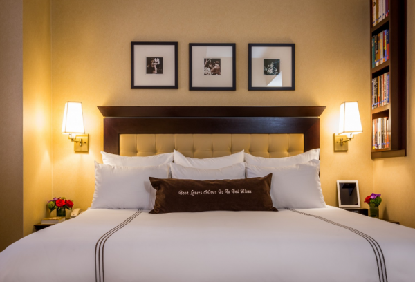 Kamar dengan tempat tidur ukuran king yang mewah